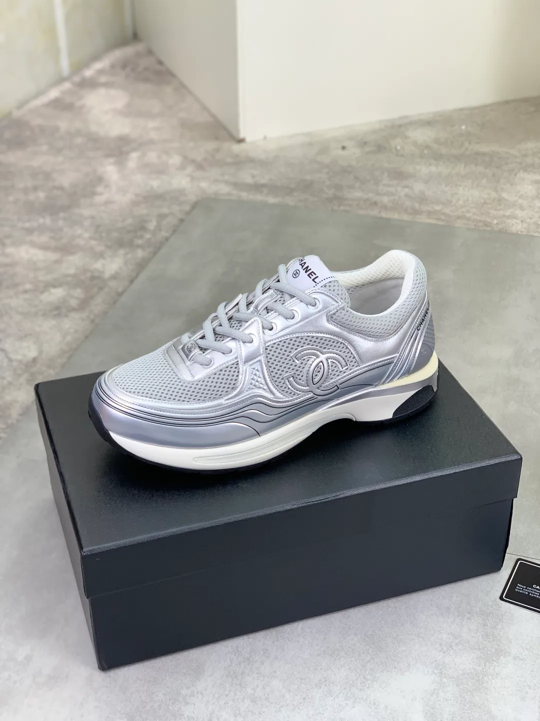 Men's Men's Shoes P620 New Chanel Chanel 25K Silver Horn Golden Horn King Casual Sports Shoes Original purchase and development Made by Xiaoxiang C Home Another super popular item in the counter, loved by Internet celebrity bloggers and ladies, various praises on social platforms, super popular, textured, breathable and super spring and summer. Seeing this issue always arouses the inner desire of fashion among girls. The latest suede material, classic black and white color, full of fashionable feeling on the feet. Easy to take care of, exquisite packaging at the delivery counter🛍📦 ▪️Fabrics: Original customized imported cowhide + mesh ▪️Inner lining: Customized imported breathable mesh ▪️Sole: Original molded rubber foam material ▪️Sole thickness: 4.5CM ▪️Size: 38-44